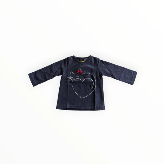 Pierrot Outlet donkerblauw katoenen longsleeve shirt met slapende kat in hartprint en rode strik. Knoopsluiting op rug.