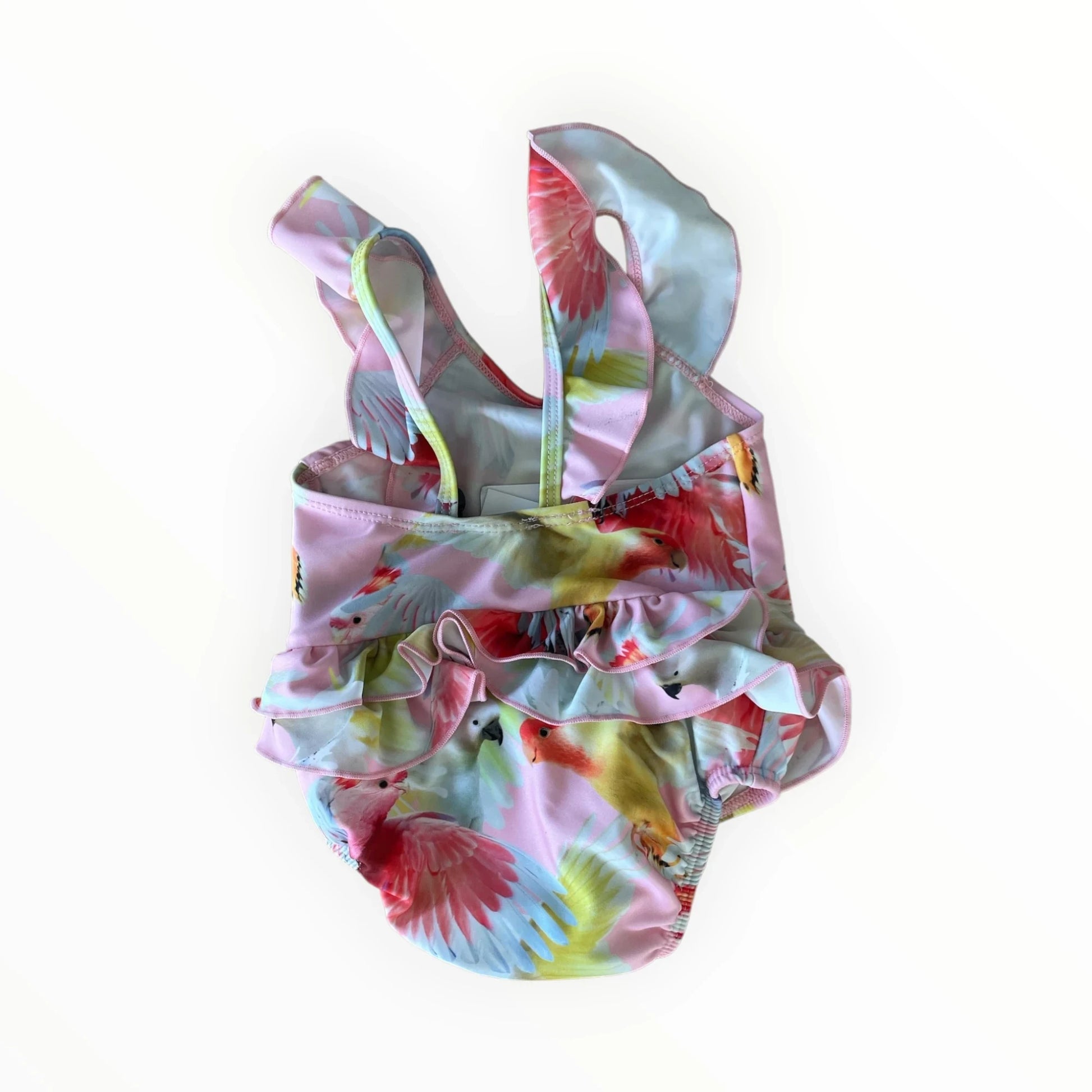 Pierrot Outlet roze baby zwempak met exotische vogelprint, ruches bij de schouders en taille voor een zomerse look.