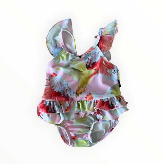 Pierrot Outlet roze baby zwempak met vogelprint, ruches bij de schouders en taille voor een zomerse look.