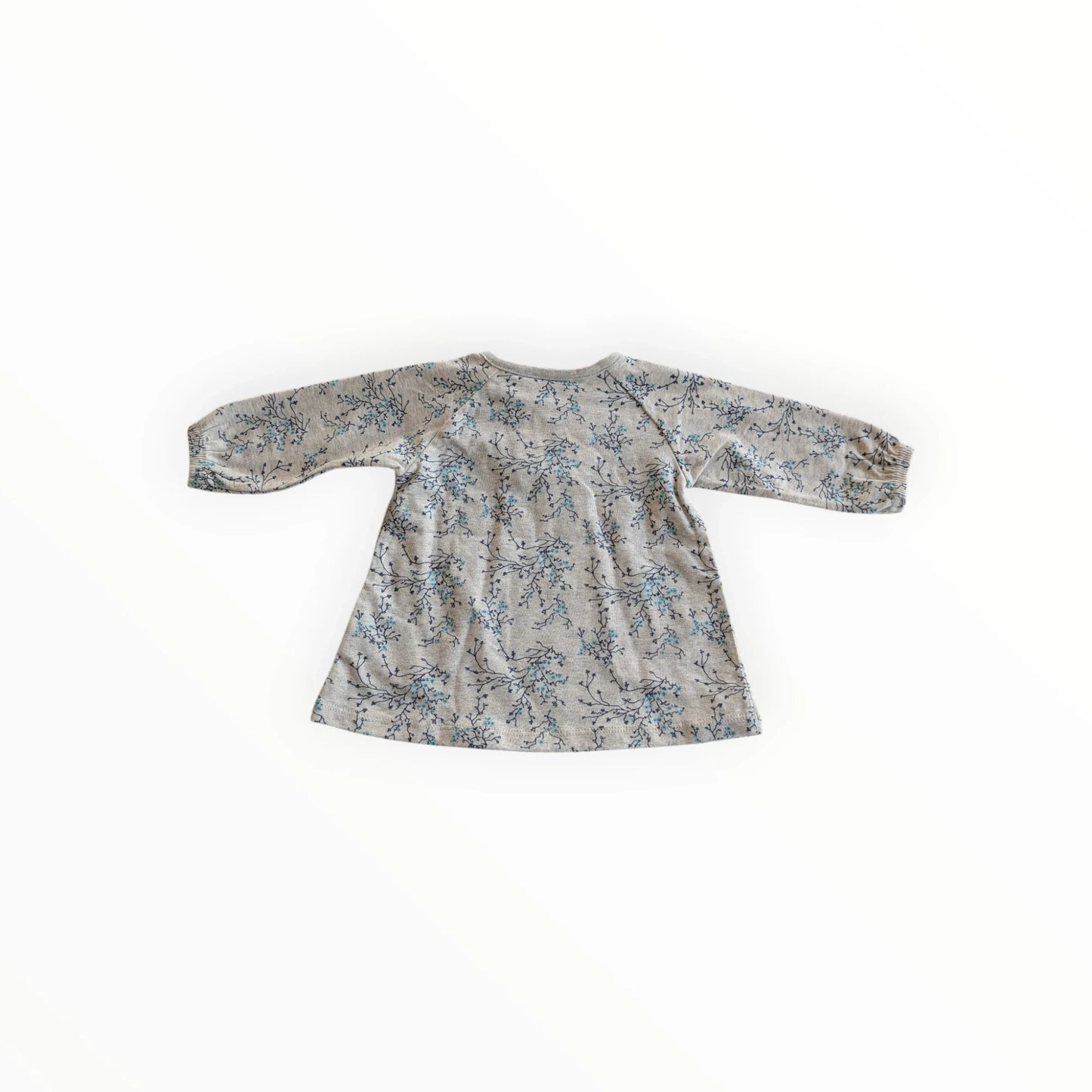 Pierrot Outlet baby jurk met lange mouwen, grijze achtergrond met blauwe bloemenprint en ruches bij de halslijn.