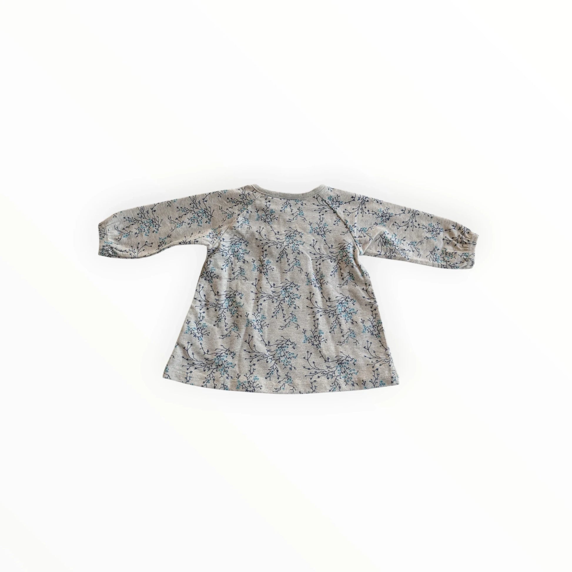 Pierrot Outlet baby jurk met lange mouwen, grijze achtergrond met blauwe bloemenprint en ruches bij de halslijn.