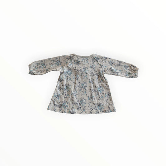 Pierrot Outlet baby jurk met lange mouwen, grijze achtergrond met blauwe bloemenprint en ruches bij de halslijn.