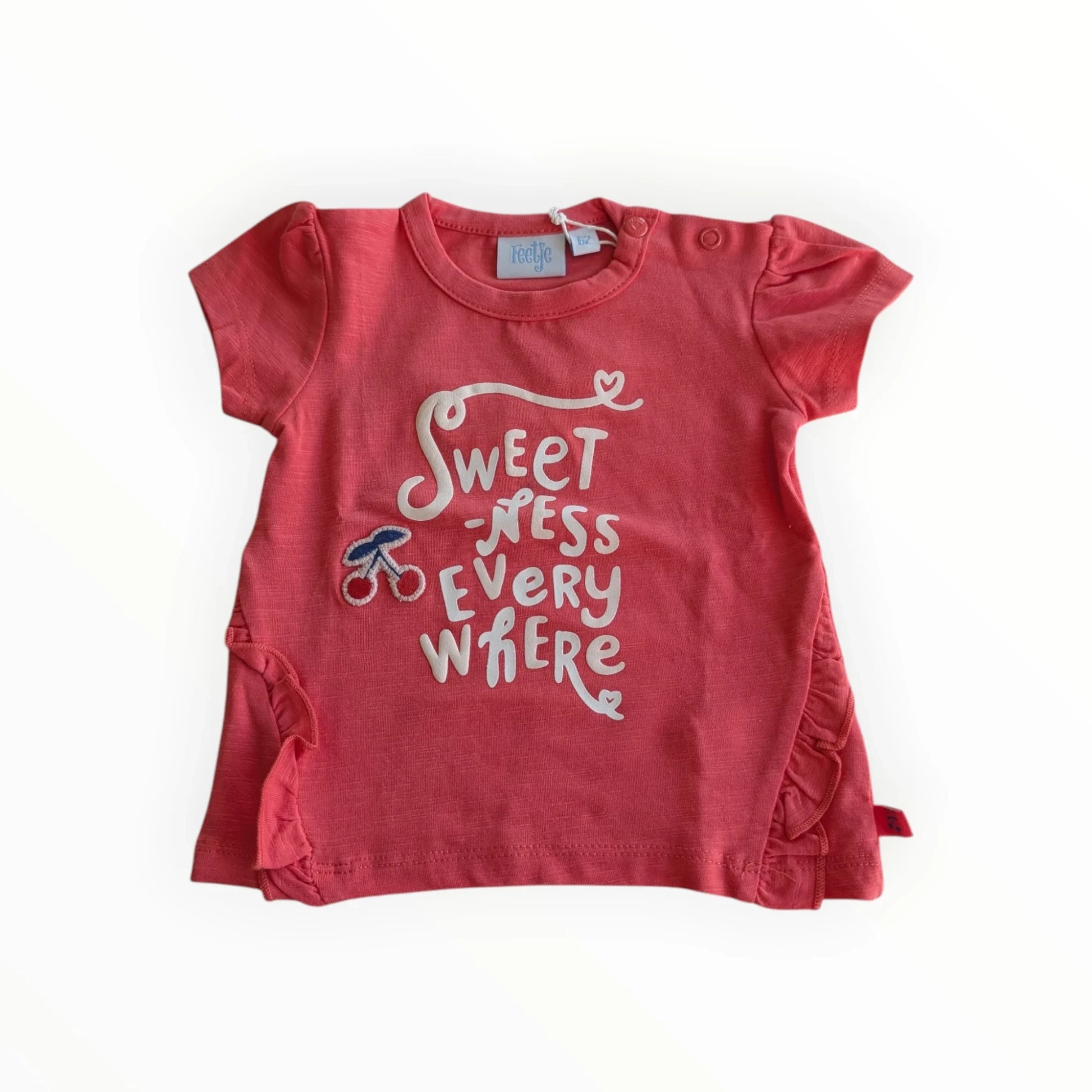 Pierrot Outlet koraalrode katoenen babyjurk met korte pofmouwtjes, kersenprint en tekst "Sweetness Everywhere".