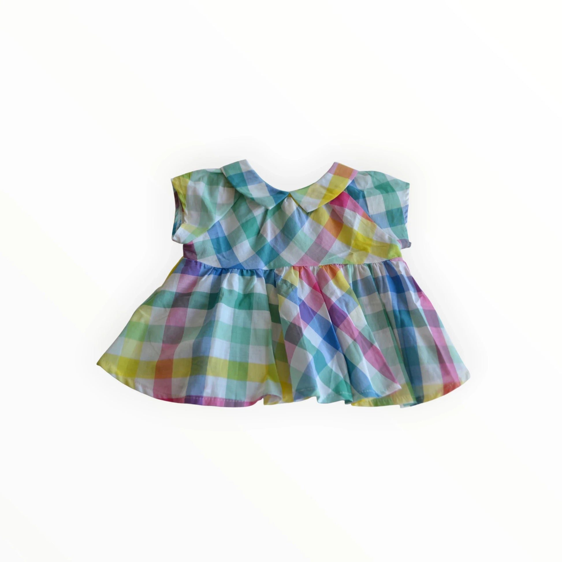 Pierrot Outlet babyjurk met regenboog ruitjespatroon, kraag en korte mouwen. Gemaakt van 100% katoen.