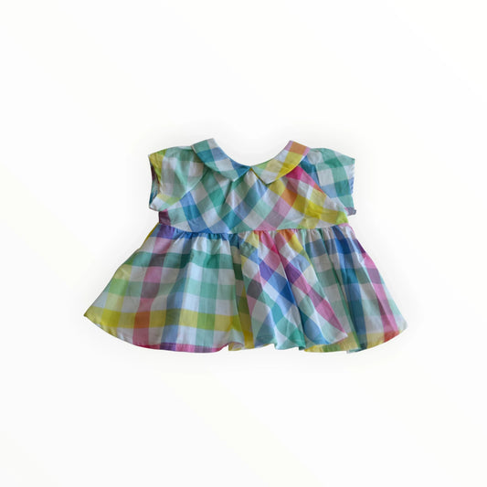 Pierrot Outlet babyjurk met regenboog ruitjespatroon, kraag en korte mouwen. Gemaakt van 100% katoen.