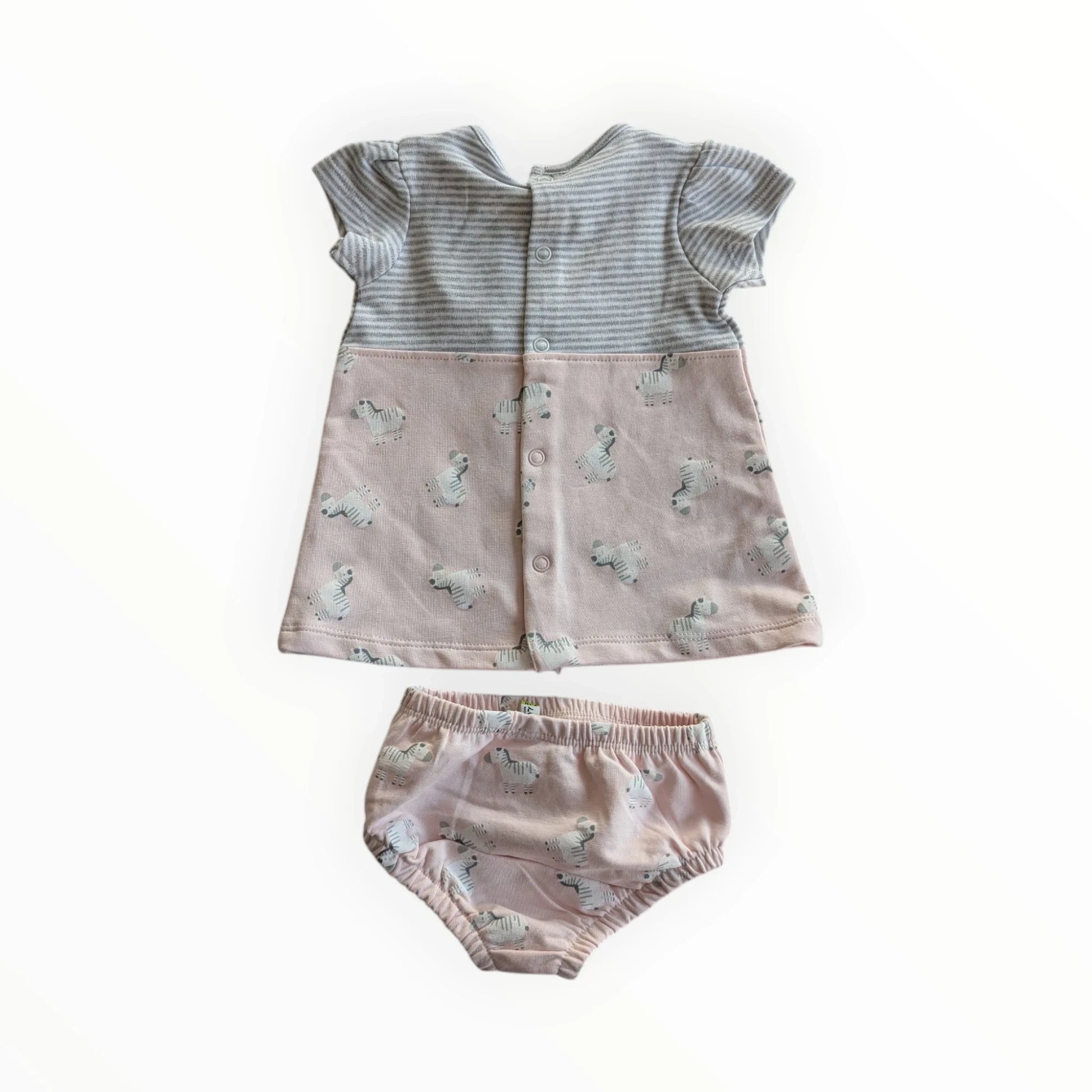 Pierrot Outlet babyjurk met zebraprint in roze en grijze strepen, met bijpassend broekje. Korte mouwen, knoopsluiting.