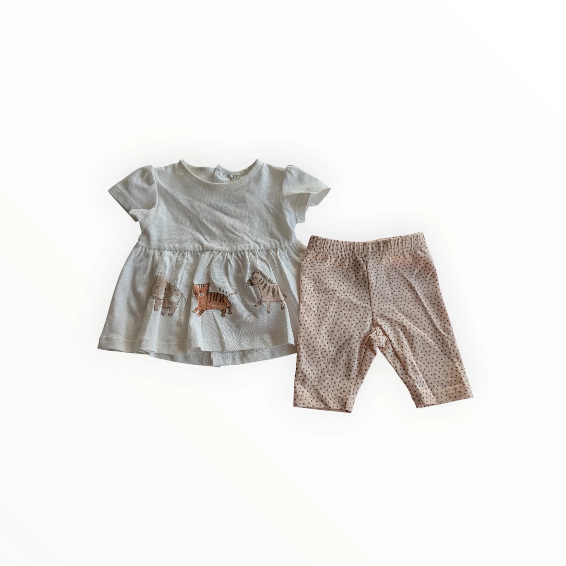 Pierrot Outlet babykleding set: wit jurkje met dierenprint en roze legging met stippen. Comfortabel en schattig.