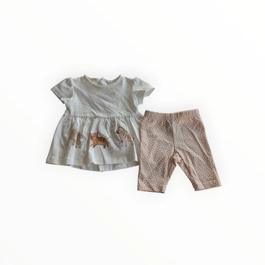 Pierrot Outlet babykleding set: wit jurkje met dierenprint en roze legging met stippen. Comfortabel en schattig.