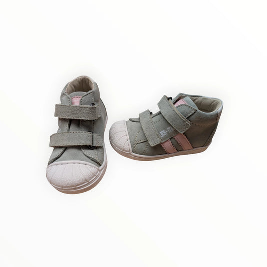 Pierrot Outlet babyschoentjes lichtgroen suède-look met roze strepen en klittenbandsluiting