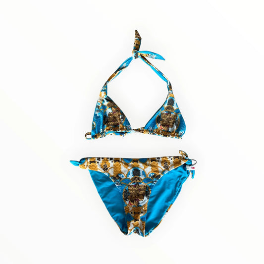 Pierrot Outlet tweedelige bikini met blauw, goud en zwart barokpatroon, triangel-top en broekje met strikdetails.