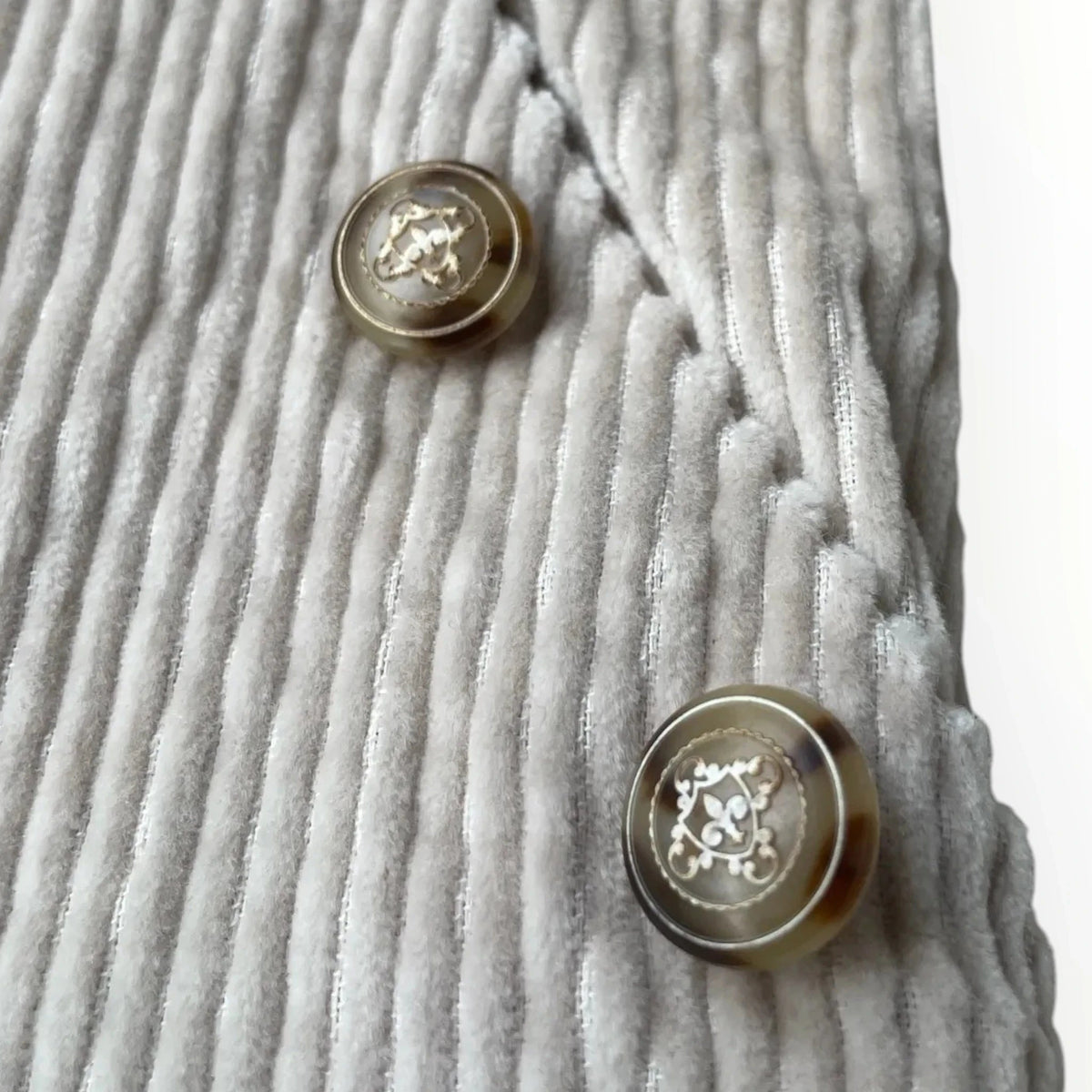 Pierrot Outlet beige corduroy broek met zachte ribfluwelen textuur en decoratieve knopen met klassiek patroon