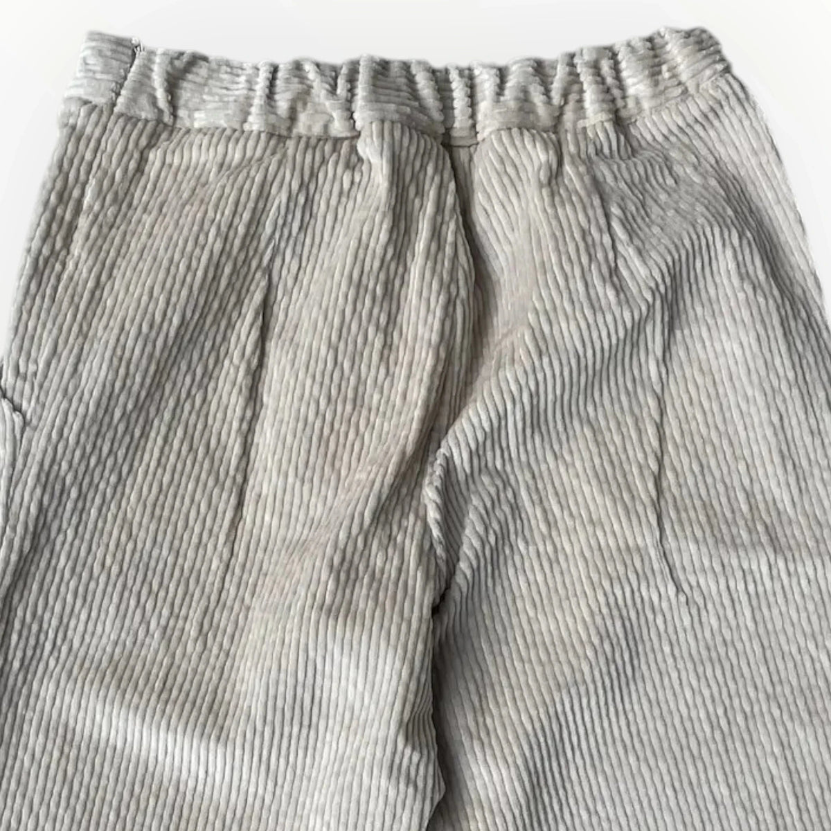 Pierrot Outlet beige corduroy broek met elastische tailleband en zachte ribfluwelen textuur