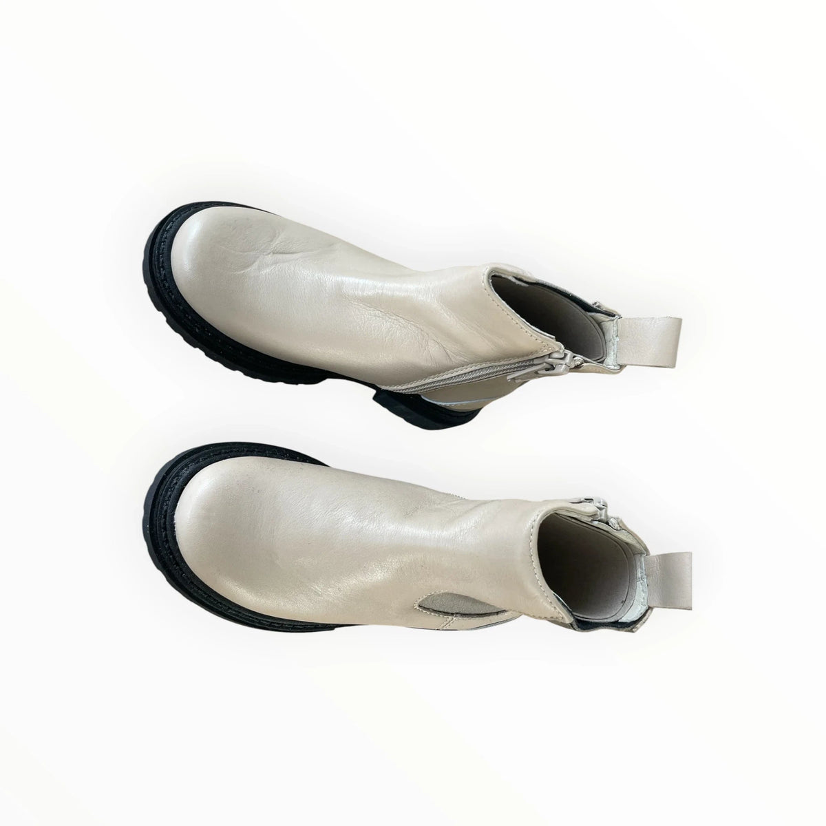 Pierrot Outlet beige enkellaarsjes met stoere zwarte profielzool en ritssluiting voor een stijlvolle look
