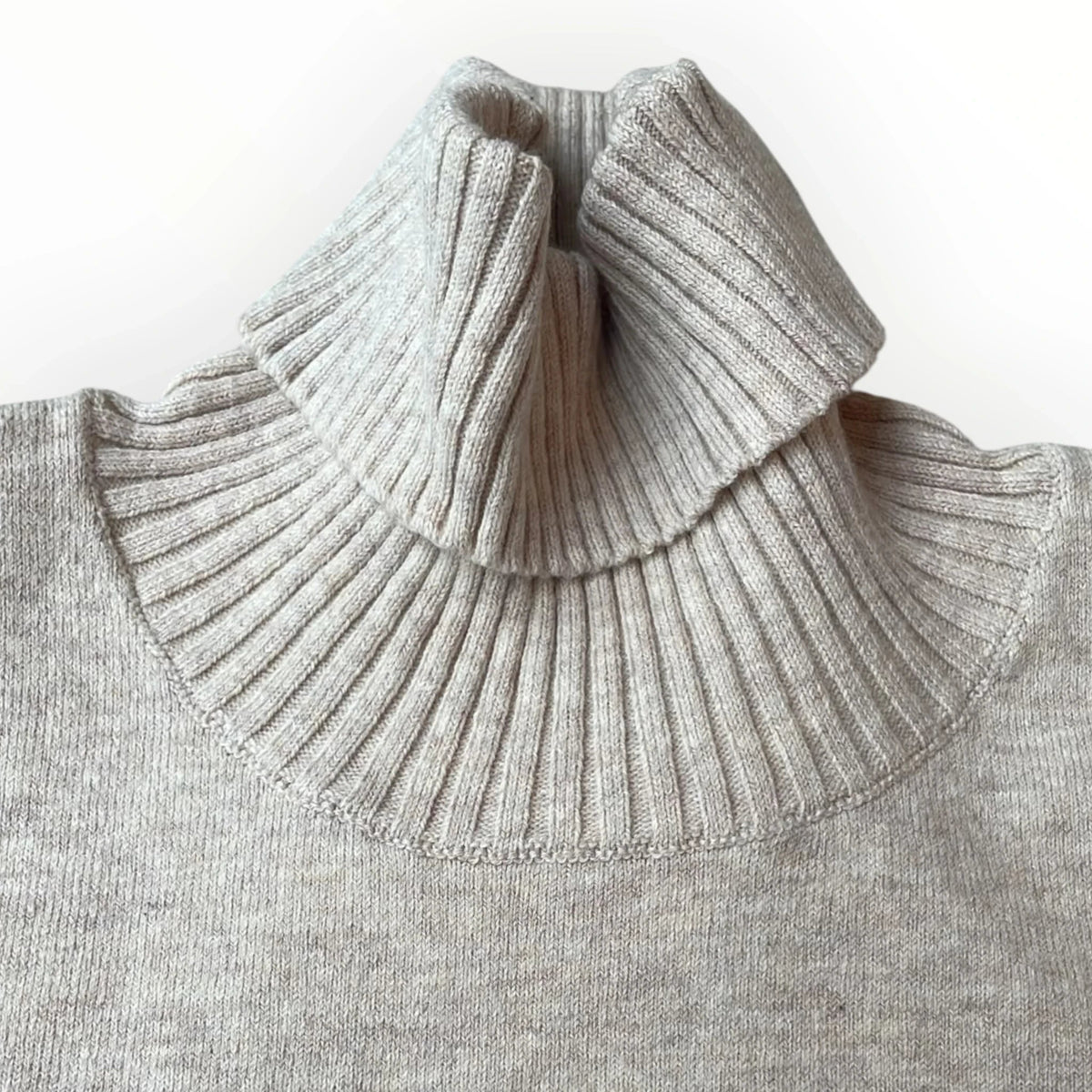 Pierrot Outlet beige gebreide coltrui met een verfijnd geribd patroon bij de hals voor een elegante look.
