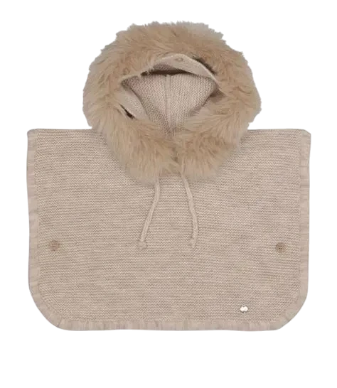Pierrot Outlet beige gebreide kinderponcho met capuchon en luxe imitatiebont rand voor extra warmte.