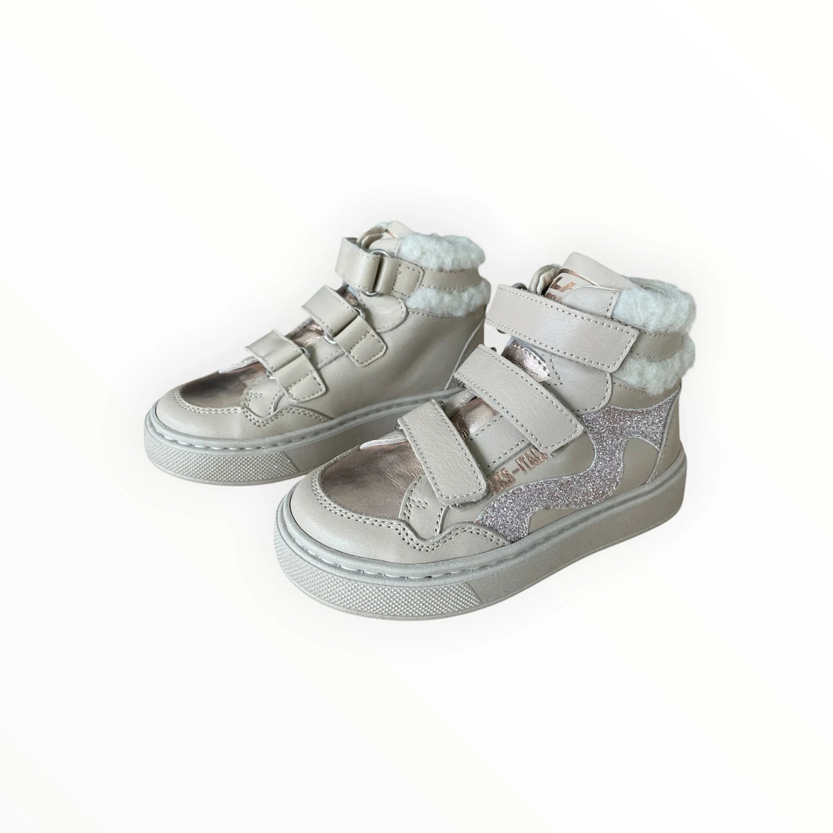 Pierrot Outlet beige high-top kindersneakers met klittenband, pluizige voering en glinsterende details aan de zijkant.