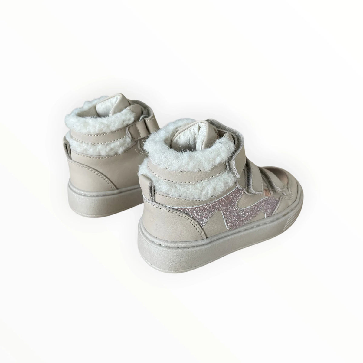 Pierrot Outlet beige high-top kindersneakers met pluizige voering, klittenband en glitterdetails op de zijkant.
