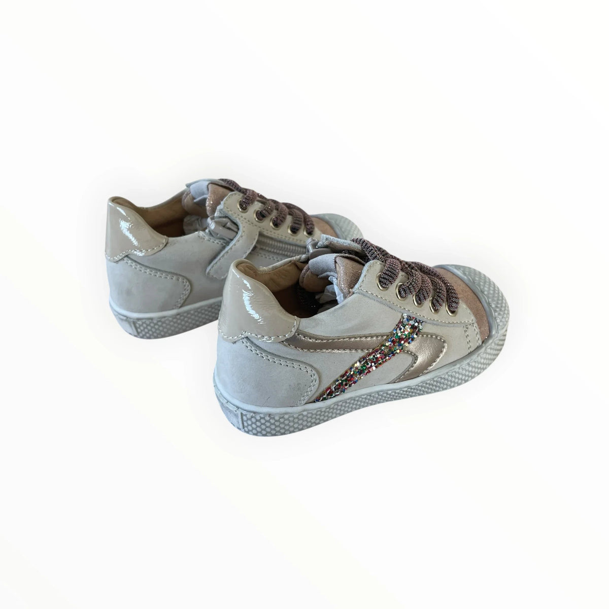 Pierrot Outlet beige kindersneakers met metallic accenten, glitterster en handige ritssluiting voor optimaal comfort.