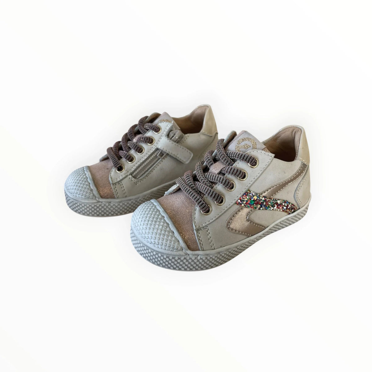 Pierrot Outlet beige kindersneakers met glitterster, metallic accenten, veters en handige ritssluiting aan de zijkant.