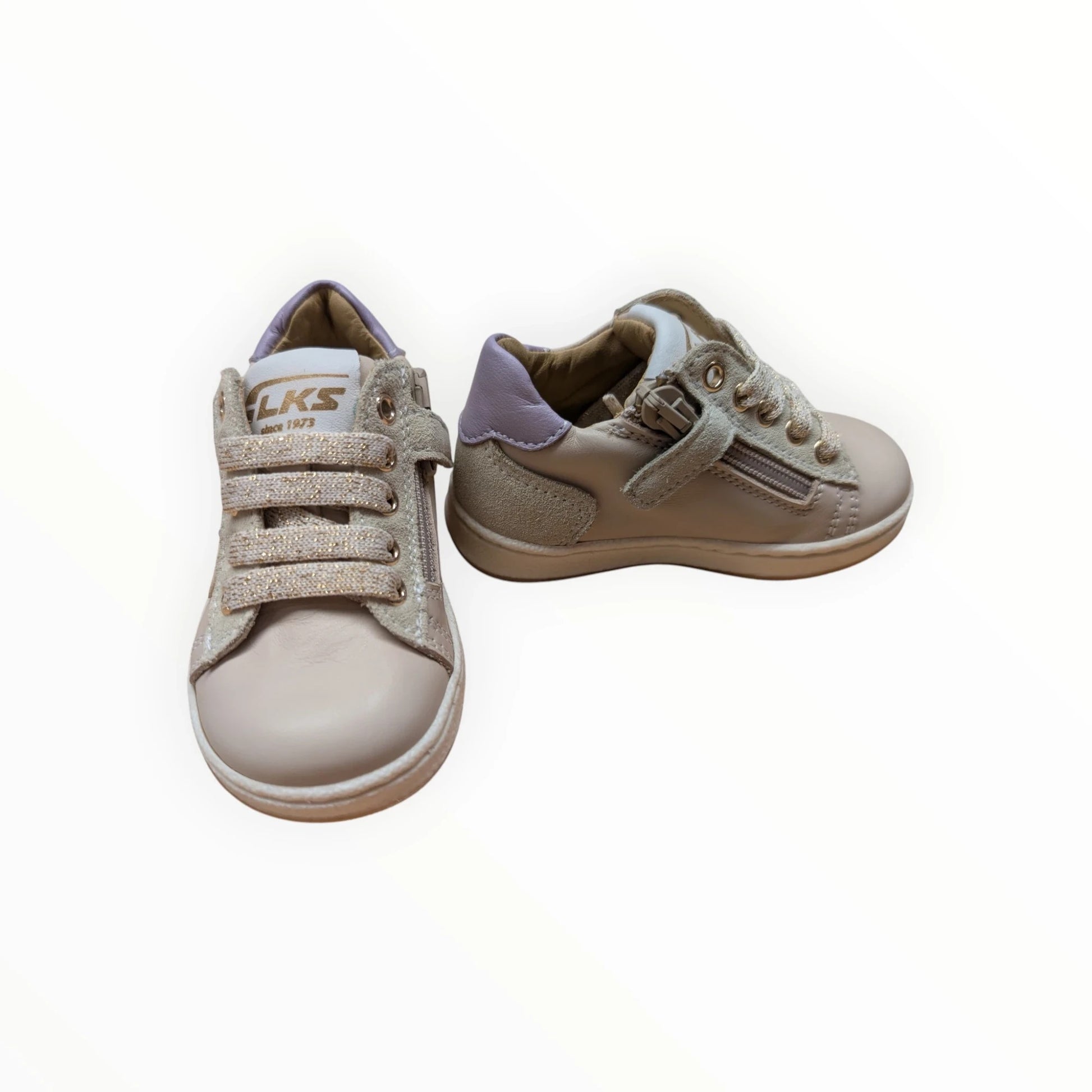 Pierrot Outlet beige kindersneakers met glitter veters, rits en klittenbandsluiting. Gemaakt van leer en suède.