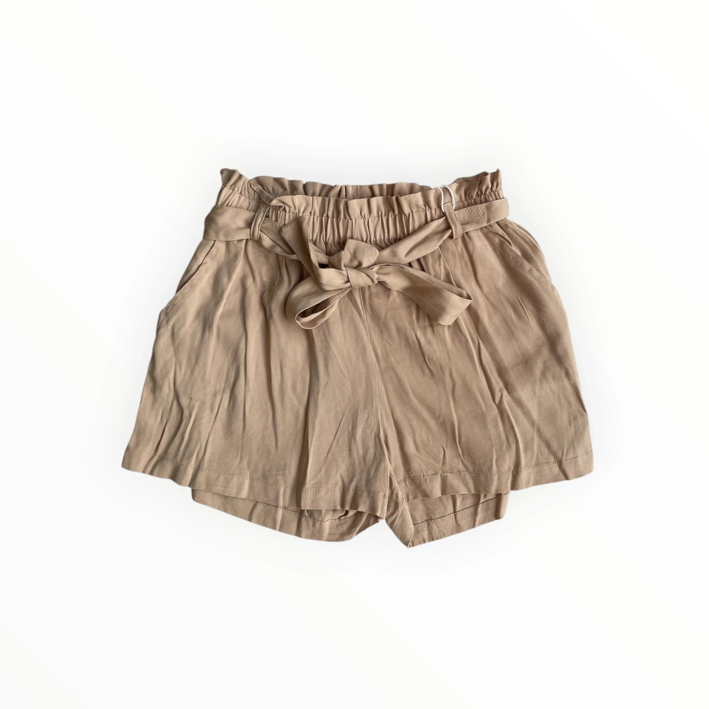Beige Pierrot Outlet paperbag short met hoge taille, strikceintuur en steekzakken voor een stijlvolle zomerlook.