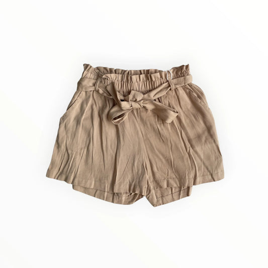 Beige Pierrot Outlet paperbag short met hoge taille, strikceintuur en steekzakken voor een stijlvolle zomerlook.