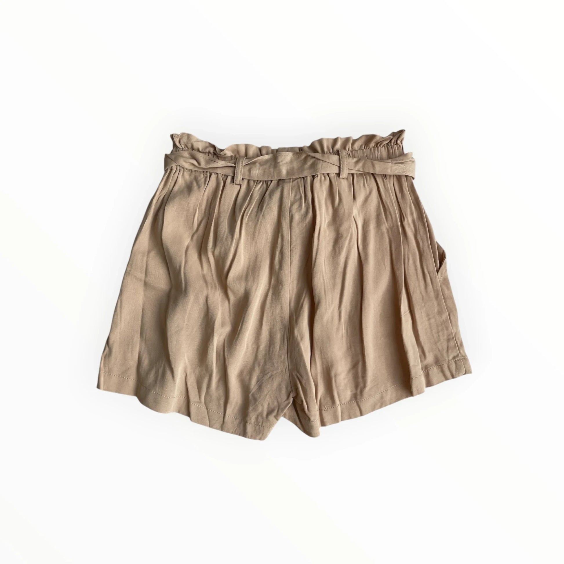 Beige Pierrot Outlet dames short met paperbag-taille, strikceintuur en steekzakken voor een zomerse look.