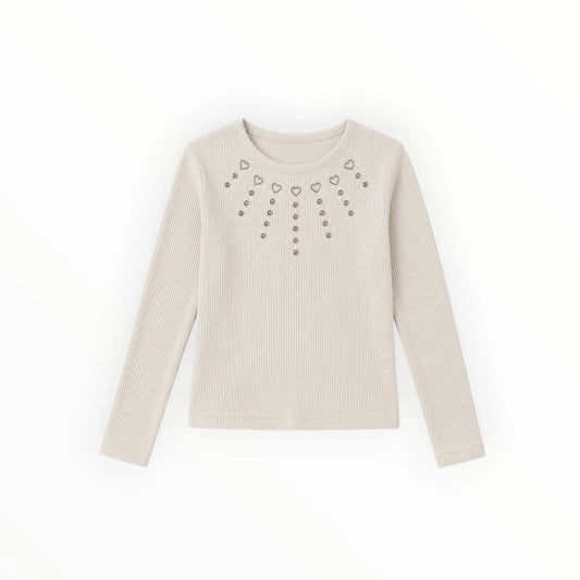Pierrot Outlet beige ribgebreid shirt met lange mouwen, versierd met hartjes en glinsterende steentjes bij de hals.