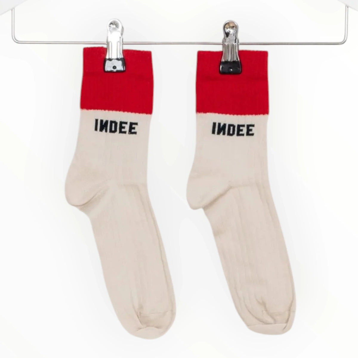 Pierrot Outlet Indee katoenen sokken in beige met rode boord en zwart logo, hangend aan een kledinghanger