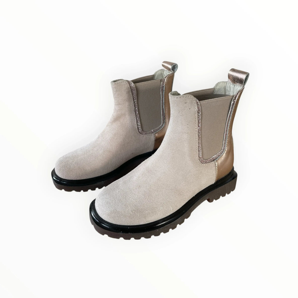 Pierrot Outlet beige suède chelsea boots voor dames met metallic hiel en glitterdetails op een stevige profielzool.