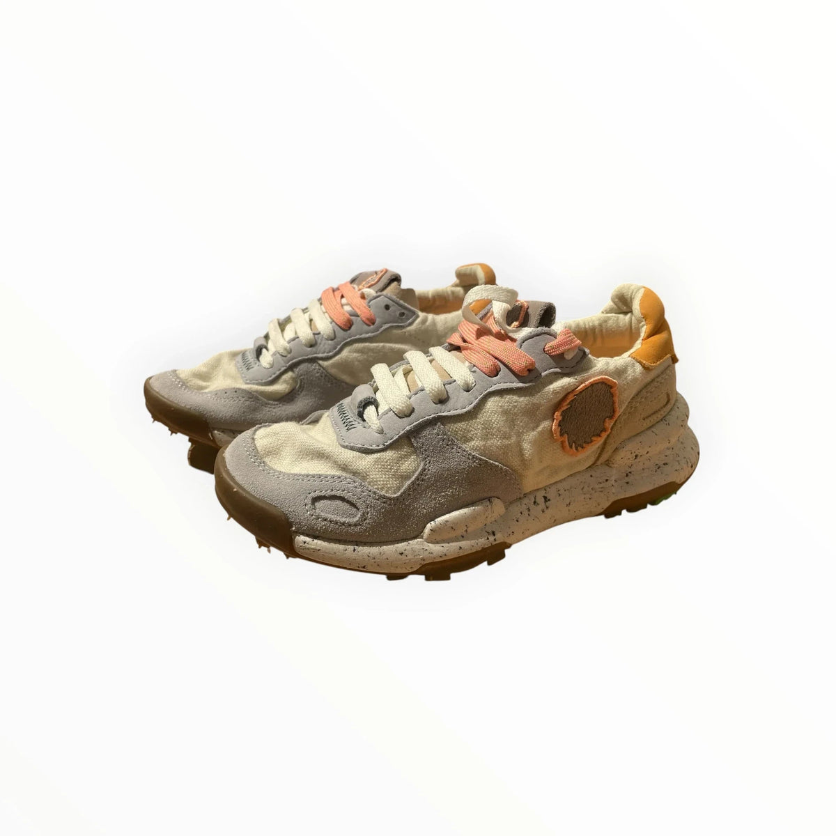 Pierrot Outlet heren sneakers in beige en zandkleurig canvas en suède met oranje accenten en gespikkelde zool