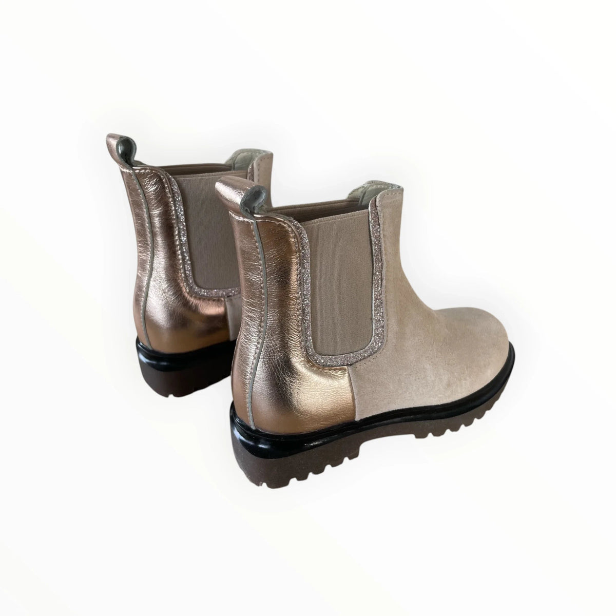 Pierrot Outlet dames chelsea boots van beige suède met metallic hiel en glitterdetails op een stevige profielzool