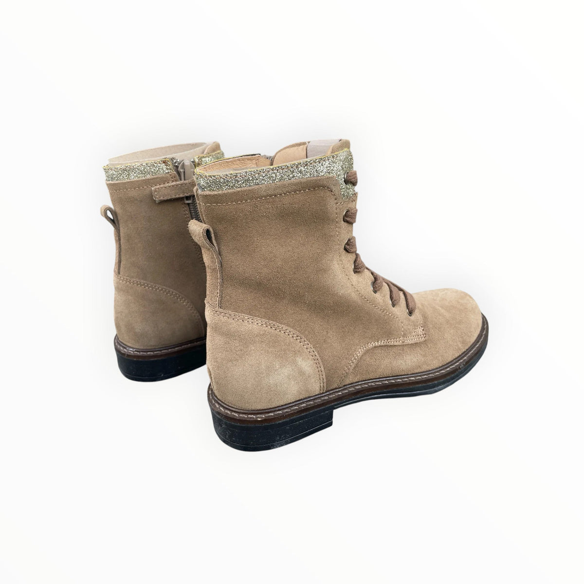 Pierrot Outlet beige suède veterlaarzen voor dames met een subtiele glitterrand bij de schacht en een ritssluiting.