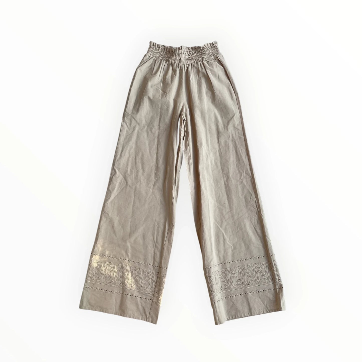 Beige Pierrot Outlet wijde broek met elastische tailleband en verfijnd opengewerkt borduurwerk aan de zoom.