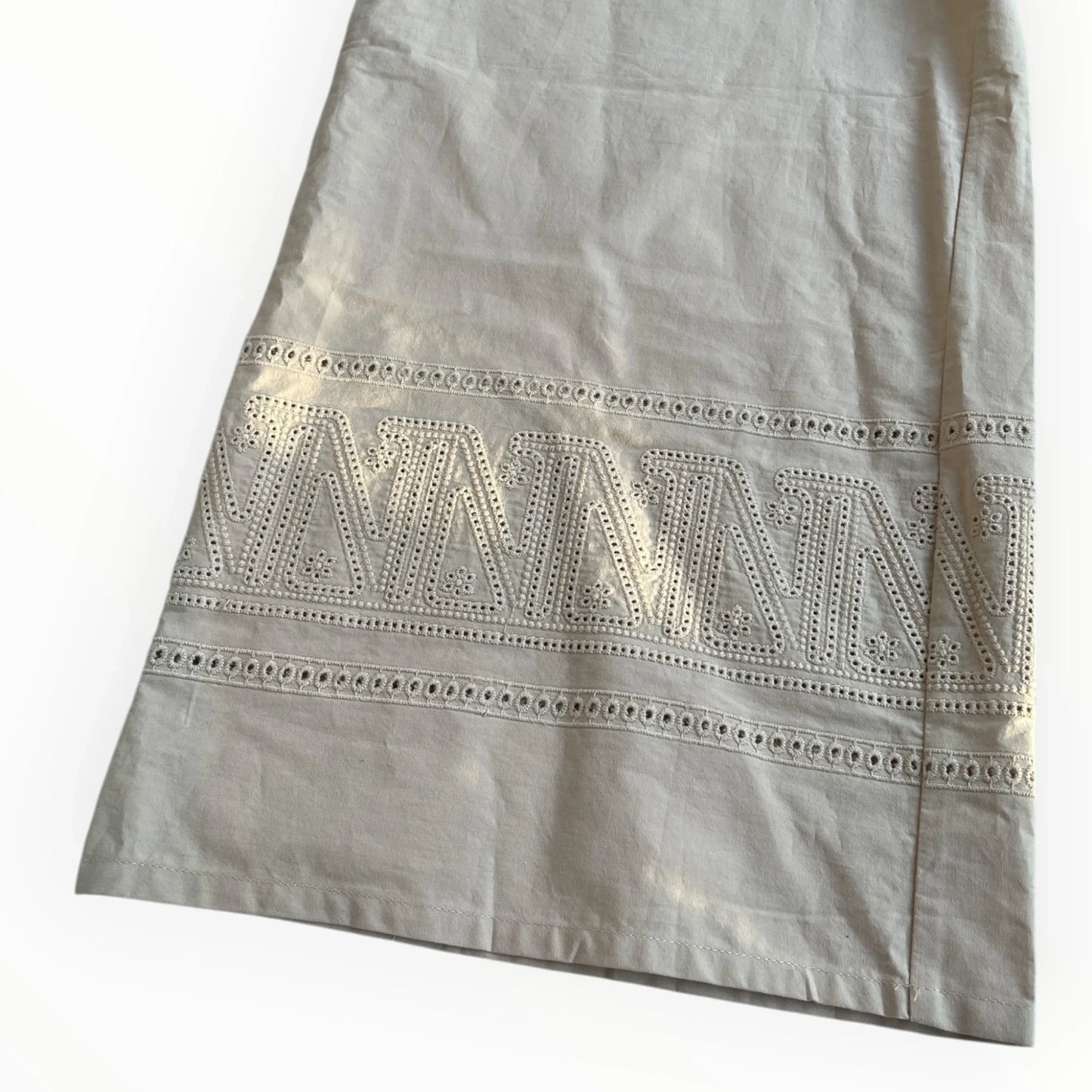 Beige Pierrot Outlet wijde broek met verfijnd wit borduurwerk en opengewerkte details aan de zoom.