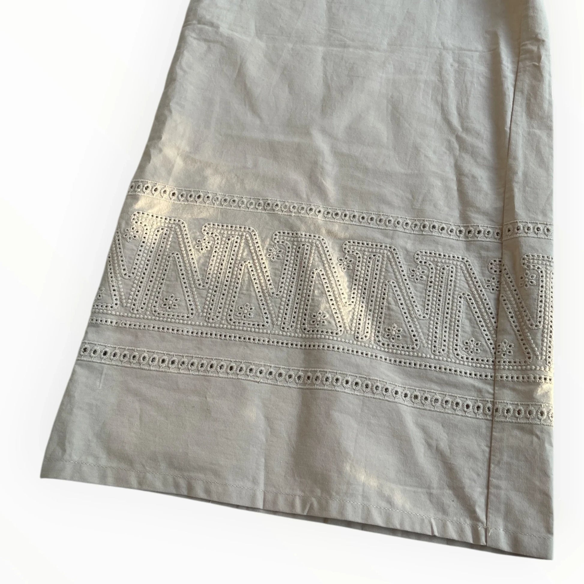 Beige Pierrot Outlet wijde broek met verfijnd wit borduurwerk en opengewerkte details aan de zoom.
