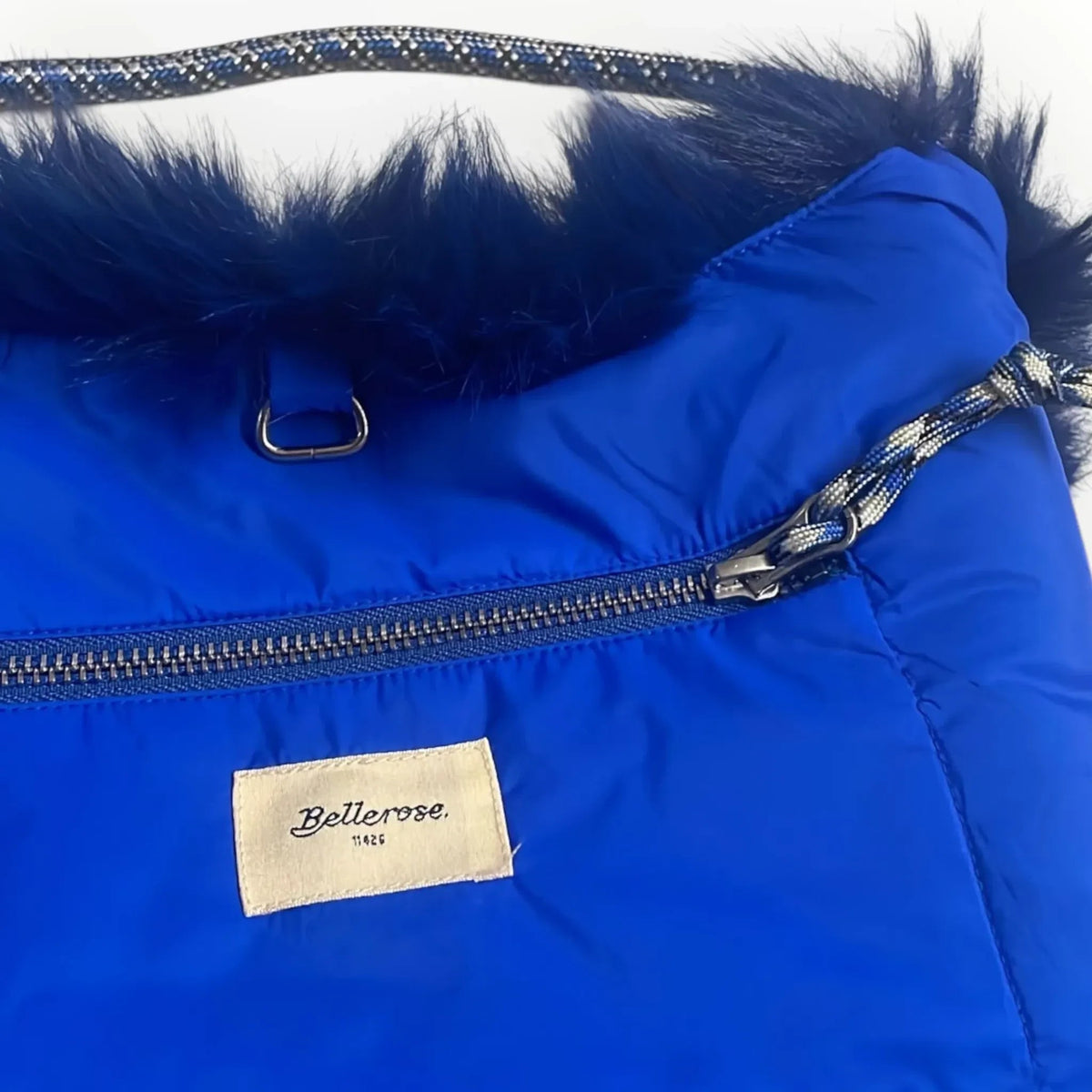 Pierrot Outlet Bellerose gewatteerde blauwe schoudertas van nylon met imitatiebont en ritssluiting