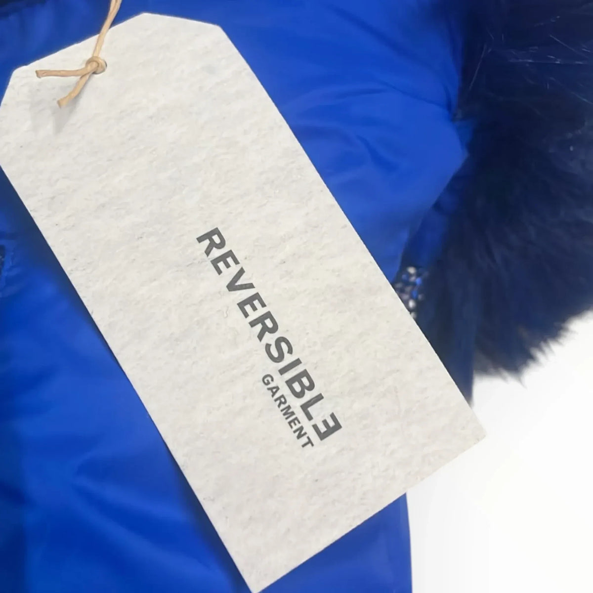 Pierrot Outlet Bellerose blauwe gewatteerde tas met imitatiebont en label met tekst Reversible Garment