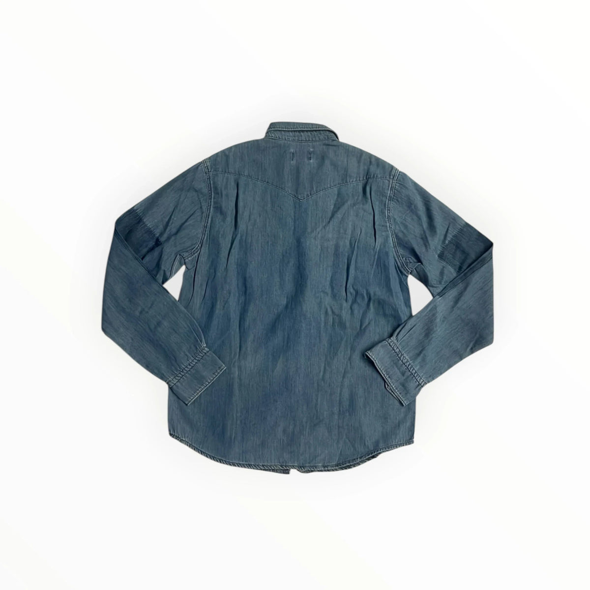 Achterkant van een blauw Bellerose denim overhemd met western-stijl schouderstukken en lange mouwen van Pierrot Outlet