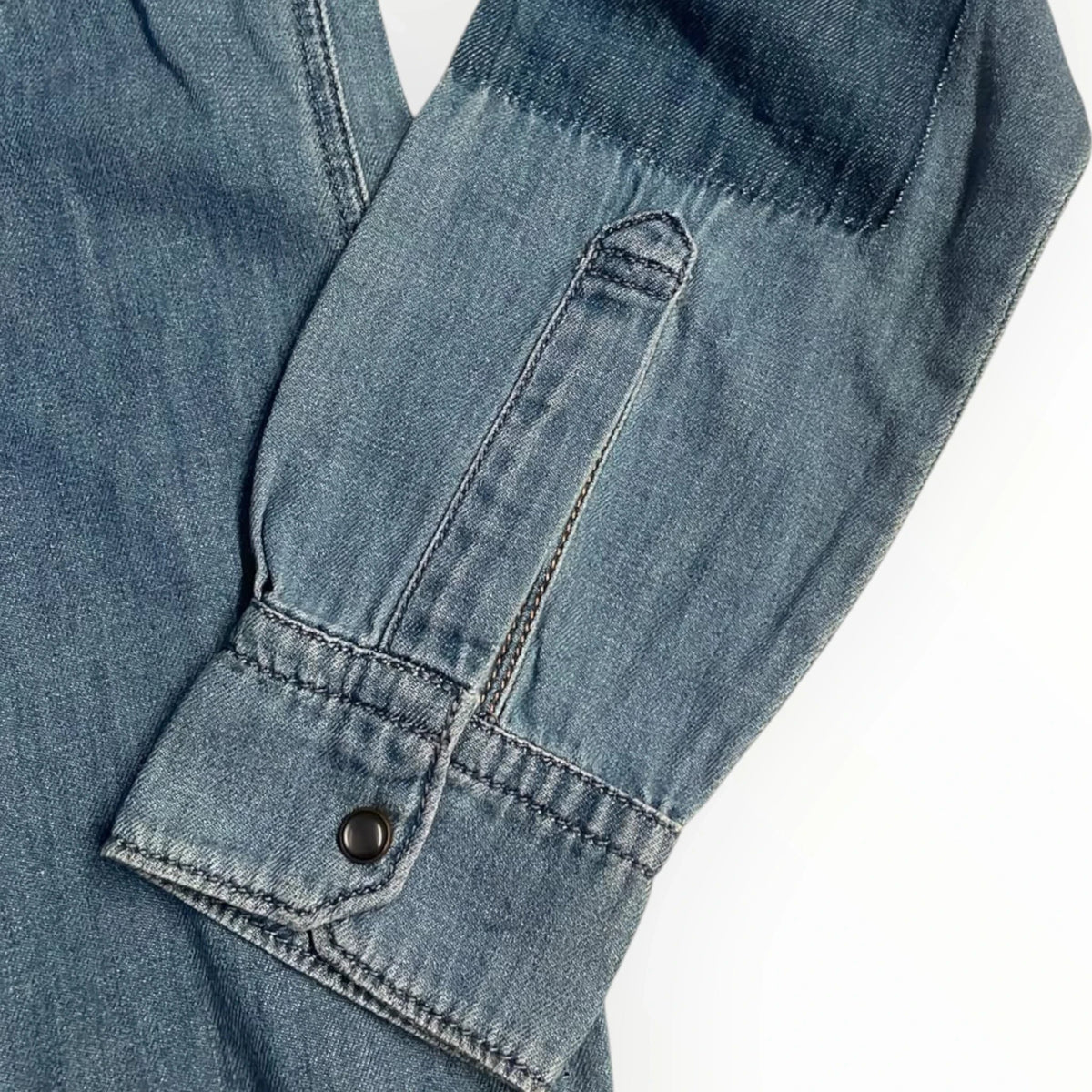 Pierrot Outlet Bellerose denim overhemd met lange mouwen in blauwe wassing met verstelbare manchet en drukknopen