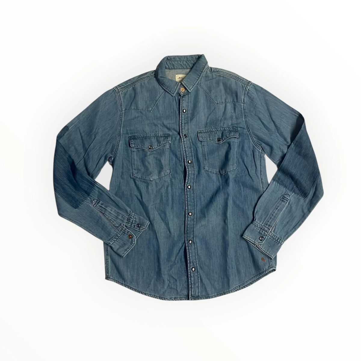 Pierrot Outlet Bellerose denim overhemd in blauw met western-stijl schouderstukken, drukknopen en twee borstzakken.