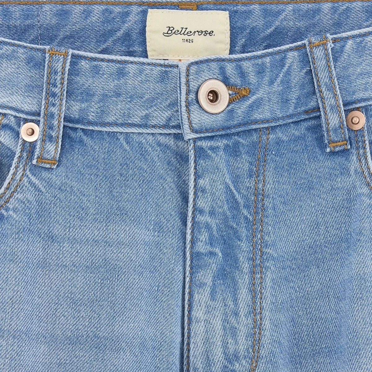 Pierrot Outlet Bellerose wijde denim broek in lichtblauw met koperkleurige knoop en merklabel op de tailleband