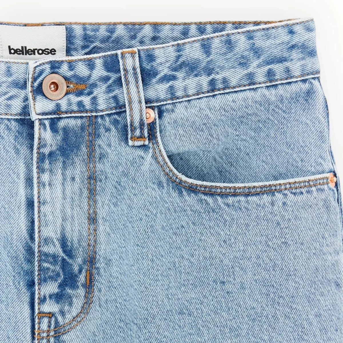 Pierrot Outlet Bellerose lichtblauwe denim jeans met hoge taille, koperkleurige knoop en klassieke vijf-pocketstijl.