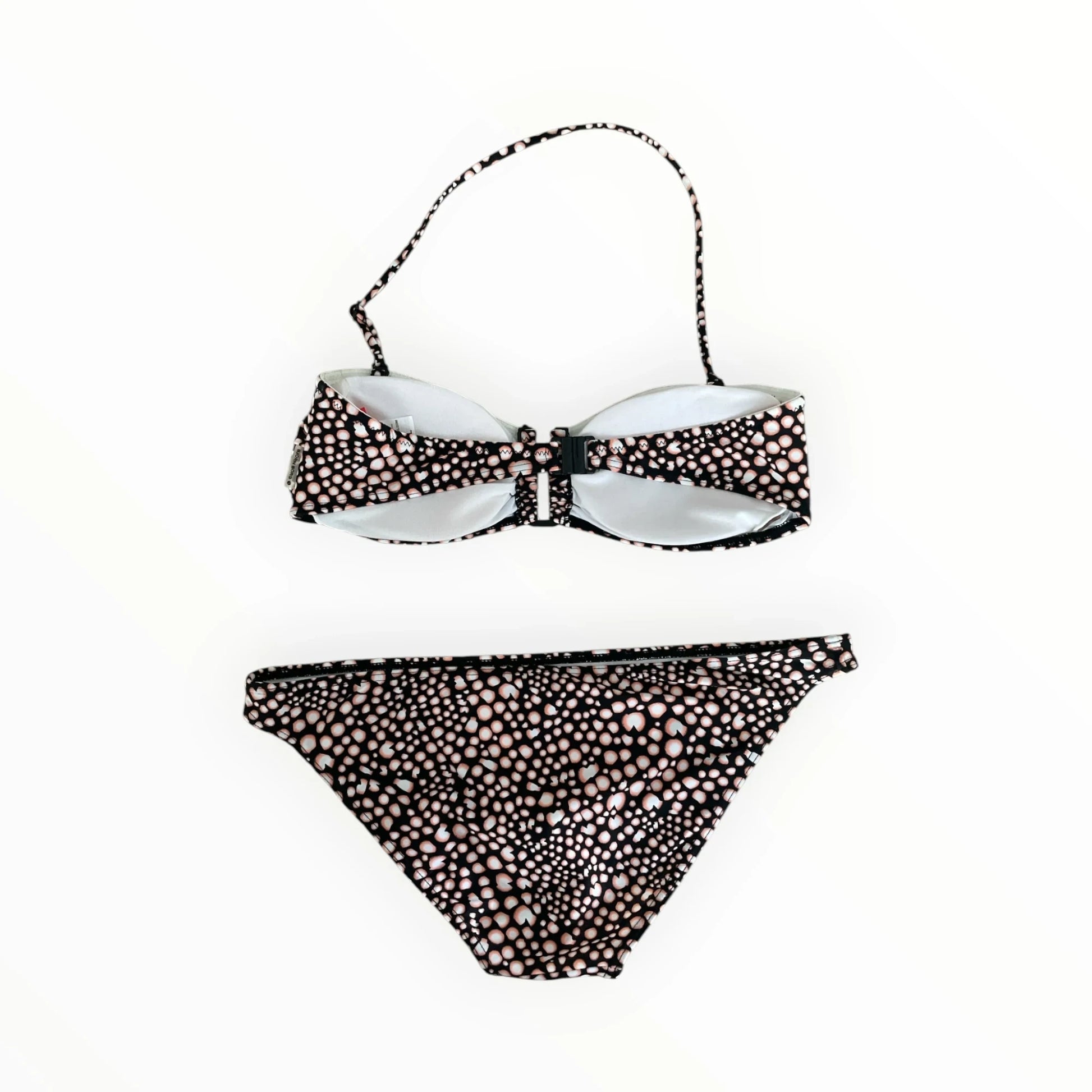 Pierrot Outlet tweedelige bikini met zwart-witte stippenprint, sneldrogend materiaal en comfortabele pasvorm.