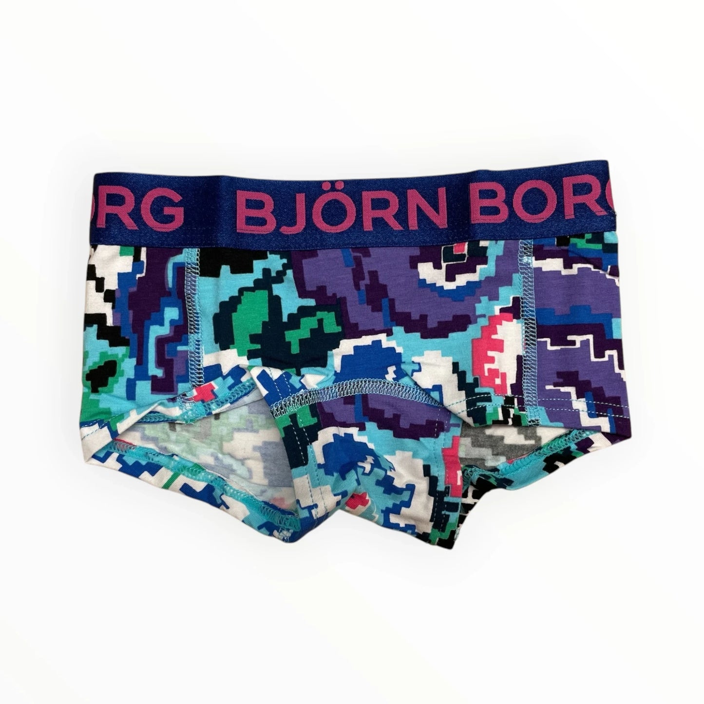 Björn Borg boxershorts met pixel camouflageprint in blauw, paars en groen. Katoenmix met donkerblauwe tailleband.
