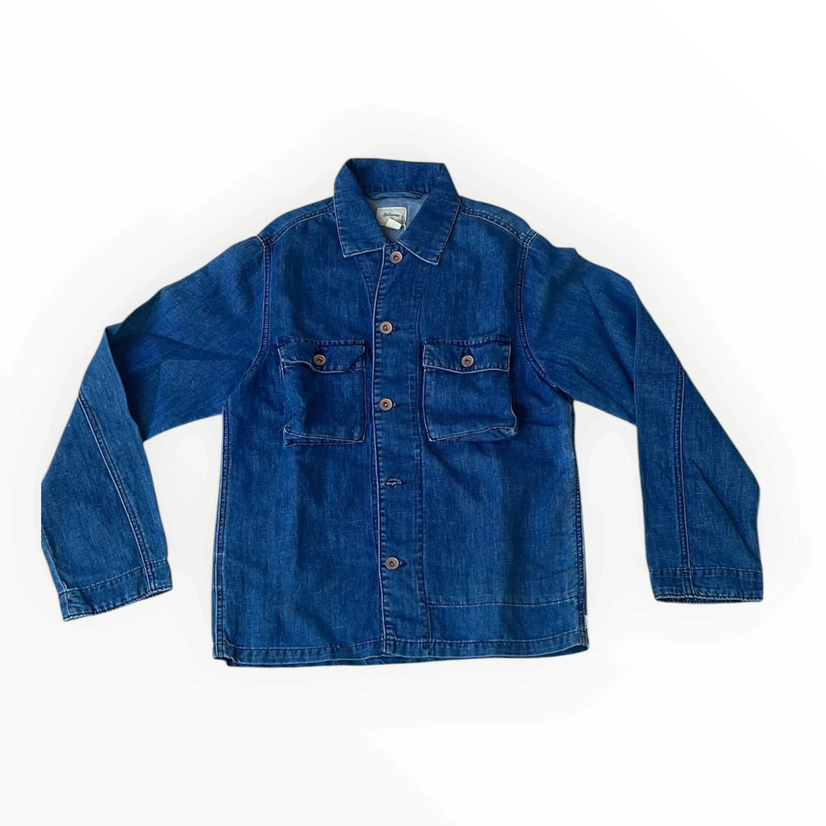 Pierrot Outlet casual denim overhemd in diepblauw met twee borstzakken en knoopsluiting voor een robuuste look.
