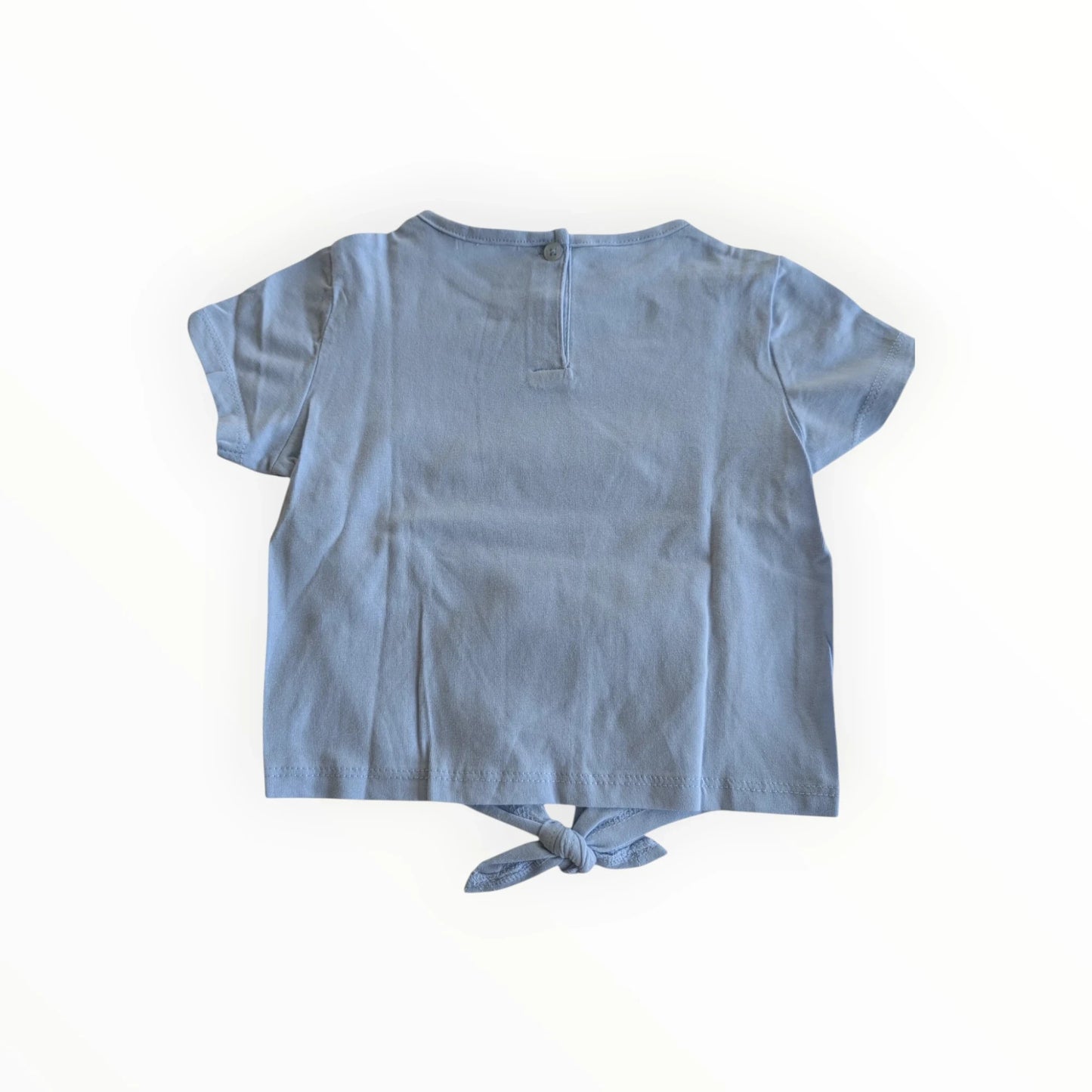 Pierrot Outlet blauw katoenen T-shirt met korte mouwen, strikdetail aan de onderkant en knoopsluiting aan de achterkant.