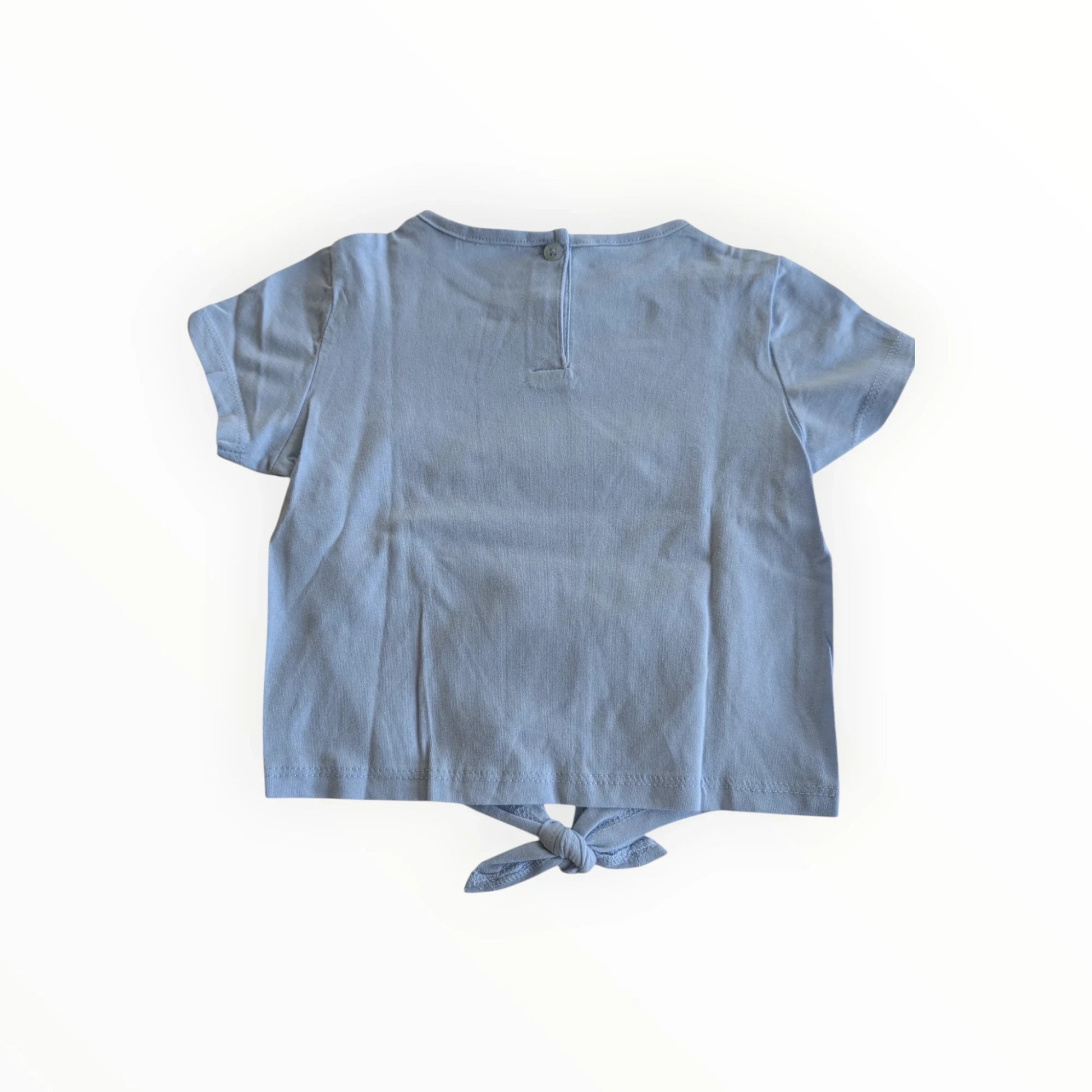Pierrot Outlet blauw katoenen T-shirt met korte mouwen, strikdetail aan de onderkant en knoopsluiting aan de achterkant.