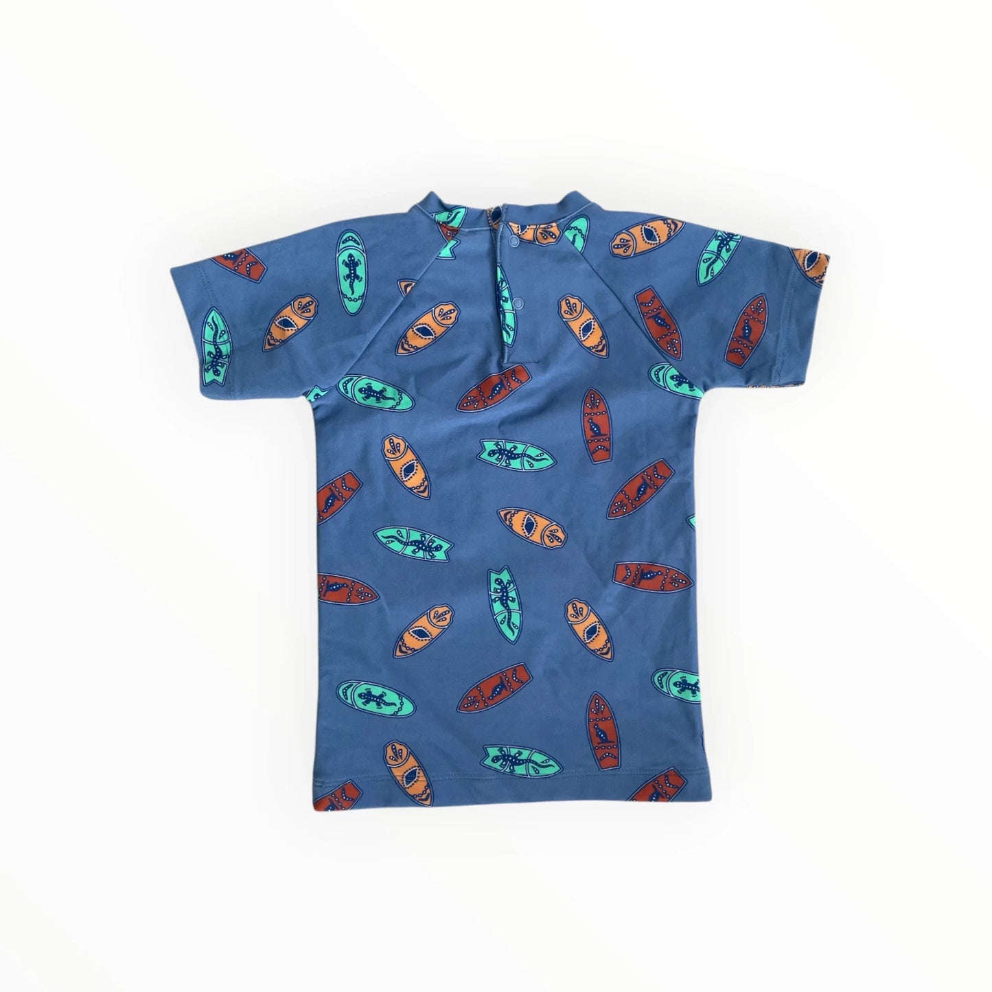 Blauw Pierrot Outlet zwemshirt voor kinderen met korte mouwen, surfplank- en hagedisprint en drukknoopsluiting.