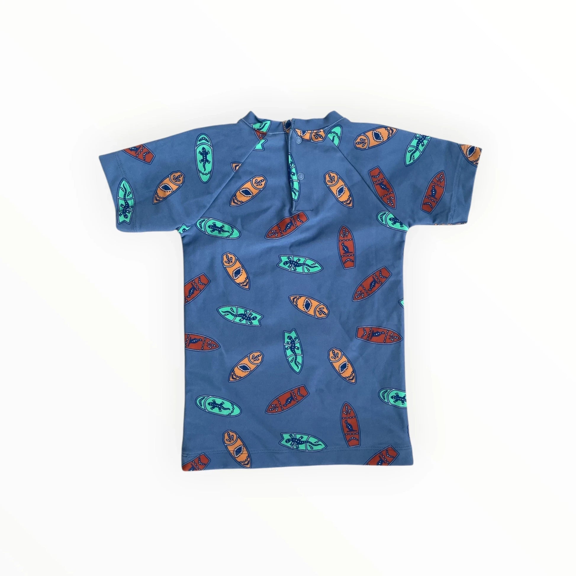 Blauw Pierrot Outlet zwemshirt voor kinderen met korte mouwen, surfplank- en hagedisprint en drukknoopsluiting.